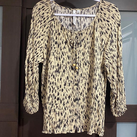 Women’s Shirts - Picture 3 of 3